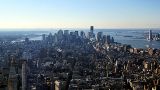 Das neue World Trade Center thront �ber Lower Manhattan. Vom Empire State Building, Dezember 2011 von Hakilon